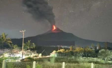 Gunung Lewotobi Laki-laki...