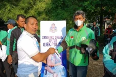Relawan Mas Gibran Bagi-bagi...