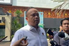 Buru Perempuan Berinisial...