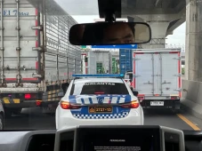 Truk Gagal Menanjak...