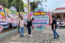 Karangan Bunga Penuhi...