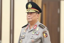 Komjen Pol Sutana Masuk...