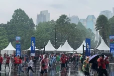 Hujan Tak Surutkan Suporter...