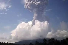 Gunung Ibu Meletus 2...