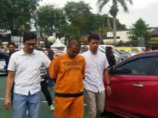 Pegawai Pajak Gadungan...