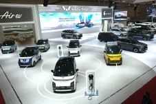 Invasi Mobil China di...