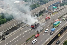 Bus Sarat Penumpang...