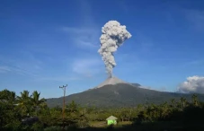 Gunung Lewotobi Laki-laki...
