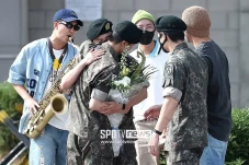 Foto-Foto Jin BTS Keluar...