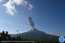 Gunung Lewotobi Meletus...