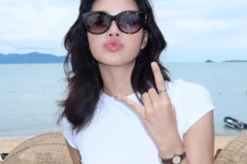 Pose di Pinggir Pantai,...