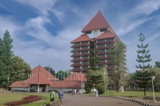 UI Ungguli UGM di Top...