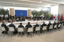 Pemimpin G7 Tunjukkan...