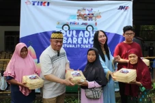 JNE Bagikan Daging Kurban...