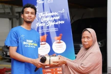 Berbagi di Momen Idul...