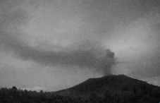 Gunung Ibu Erupsi Malam...