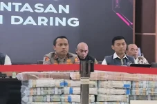 Buka Layanan Hotline,...