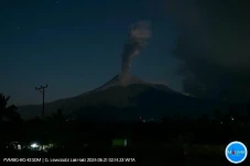 Gunung Lewotobi Laki-laki...