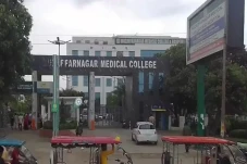 Pria India Ini Terbangun...