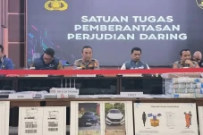 2,3 Juta Orang Main...