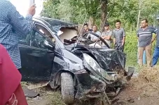 Minibus Tertabrak Kereta...