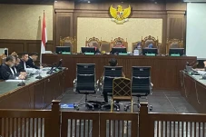 SYL Beri Uang Firli...