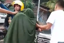 Nyamar Jadi Muslimah,...