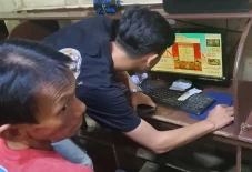 Lagi Asyik Judi Slot...