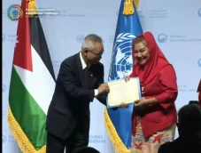 Terima Penghargaan dari...