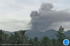 Gunung Dukono Meletus,...