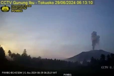 Gunung Ibu Erupsi, Warga...