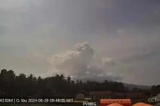 Gunung Ibu Meletus Semburkan...