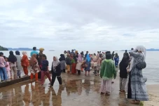 Speedboat Terbalik Dihantam...