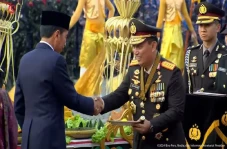 Momen Kapolri Terima...