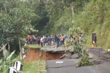 Tanah Longsor Timbun...