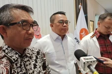 Duet dengan Petahana...