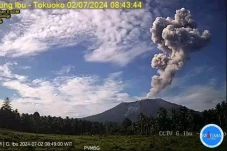 Gunung Ibu Erupsi Dua...