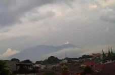 Aktivitas Erupsi Mulai...