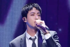 Jin BTS Jadi Pembawa...