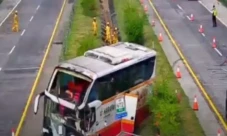 Brak! Bus Tabrak Truk...