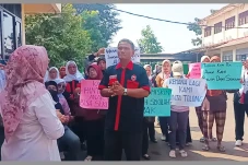 Puluhan Emak-emak Kembali...