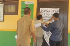 Gaji Tak Dibayar Guru...