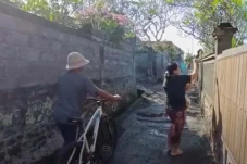 Viral Emak-emak Berkalung...