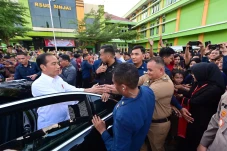 Warga Sinjai Jatuh dan...