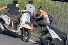 Viral! Wanita Bule di...