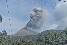 Gunung Lewotobi Erupsi...