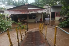 Kali Pesanggrahan Meluap,...
