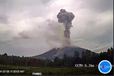 7 Kali Erupsi, Gunung...