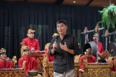 Merambah Eropa, Resto...