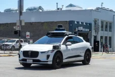 Melaju di Jalur Berlawanan,...